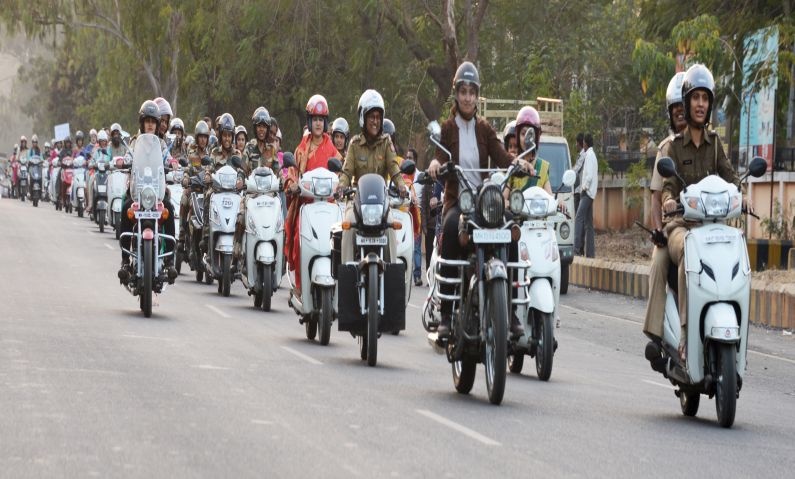 Women police officer-employee rides on two-wheeler for public awareness in Helmets | हेल्मेट जनजागृतीसाठी नाशिकमध्ये महिला पोलीस अधिकारी-कर्मचारी दुचाकीवर स्वार
