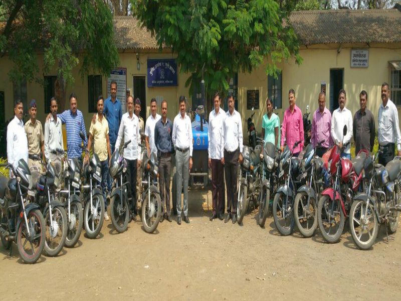 Crime Branch: Nine bikes with stolen tractor in Pune; Both arrested | गुन्हे शाखा : पुण्यातून चोरलेला ट्रॅक्टरसह नऊ दुचाकी हस्तगत; दोघांना अटक