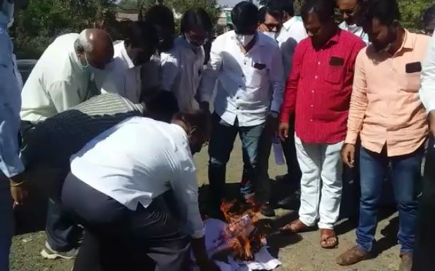 protests in Yavatmal for electricity bill | विद्युत बिलाची होळी करून यवतमाळ येथे सरकारचा निषेध