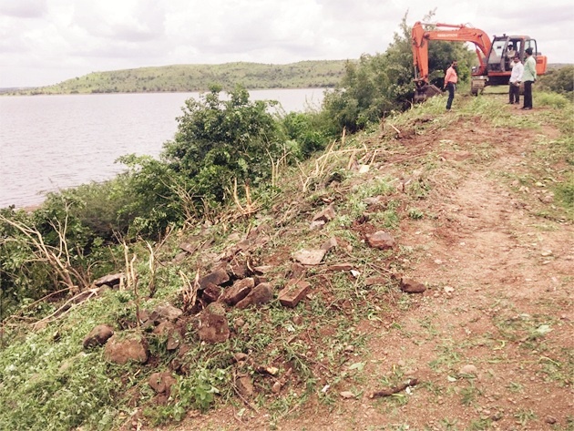 Danger to Bindusara dam wall due to removal of trees | झाडे काढल्याने बिंदुसरा धरणाच्या भिंतीला धोका
