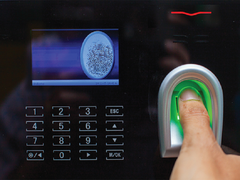  HSC students get biometric attendance! | बारावीच्या विद्यार्थ्यांना बायोमेट्रिक हजेरी!
