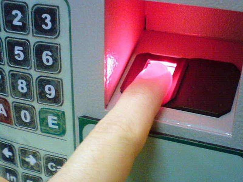 Buy biometric machines twice | बायोमेट्रिक मशिनची दुप्पट भावात खरेदी