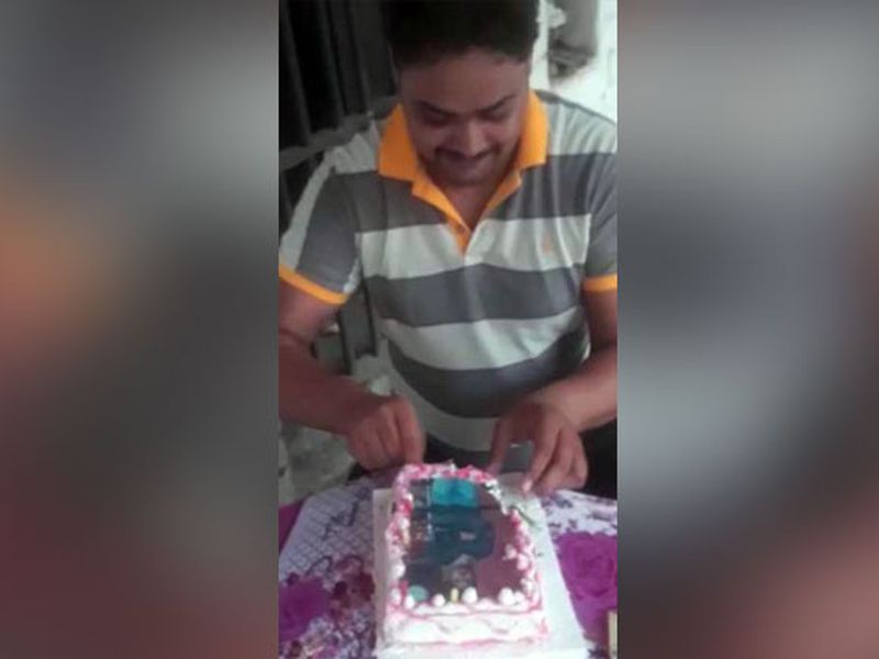 video Murder accused celebrates birthday in UP prison with cake and candles | Video: हत्येचा आरोप असलेल्या कैद्यानं तुरुंगात साजरा केला वाढदिवस