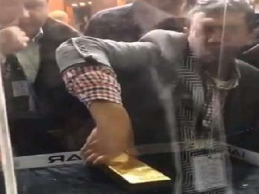 20 kg gold bar lifting challenge out of glass box at dubai international airport video goes viral | व्हायरल सत्य! फक्त एवढंच केल्यास मिळतं 20 किलोग्रॅम सोनं मोफत