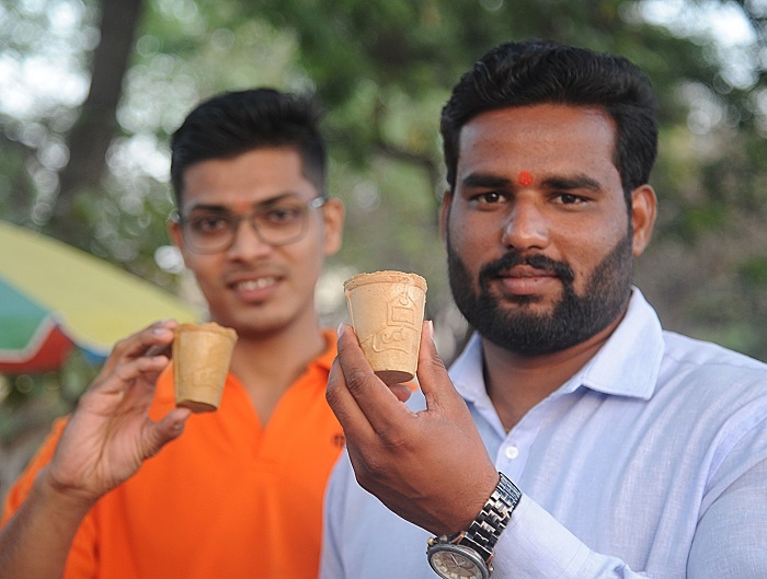 Now eat a cup after drinking tea, making biscuit cup in Kolhapur | काय सांगता! आता चहा पिऊन झाल्यावर कप बिनधास्त खा, कोल्हापुरात बिस्किट कपची निर्मिती