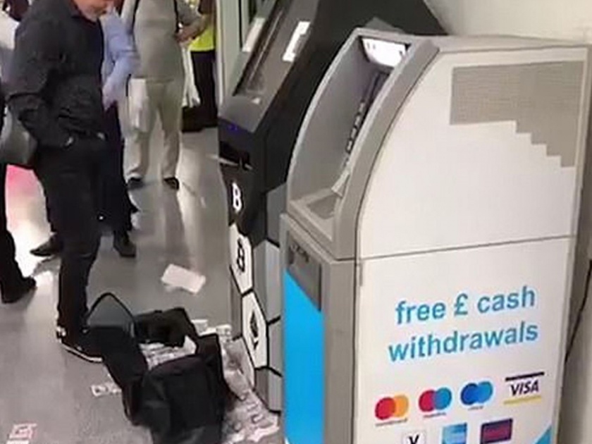 Bitcoin cash ATM machine starts firing 20 pound notes London tube station video viral | Video : ATM मशीनमधून अचानक होऊ लागला नोटांचा पाऊस आणि....