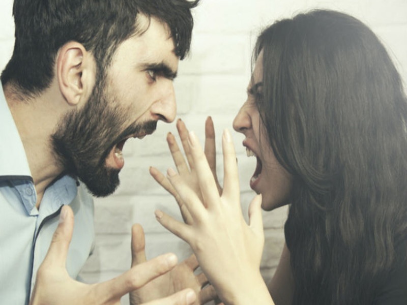 court permitted divorce due to husband bite his wife's hand | पत्नीच्या  हाताला चावणे पतीला पडले महागात
