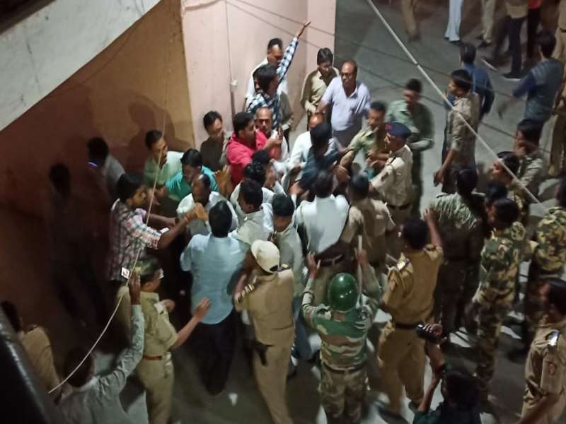 BJP-Congress workers rushed to Chikhliyat, four policemen injured in the riot | भाजप-काँग्रेस कार्यकर्त्यांमध्ये चिखलीत राडा, दगडफेकीत चार पोलिस जखमी