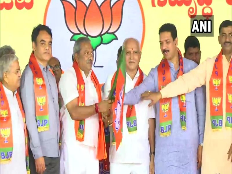 15 rebel Karnataka MLAs of Congress and JD(S) joined BJP today in the presence of Chief Minister BS Yediyurappa | कर्नाटकातील 15 अपात्र आमदारांचा भाजपात प्रवेश 