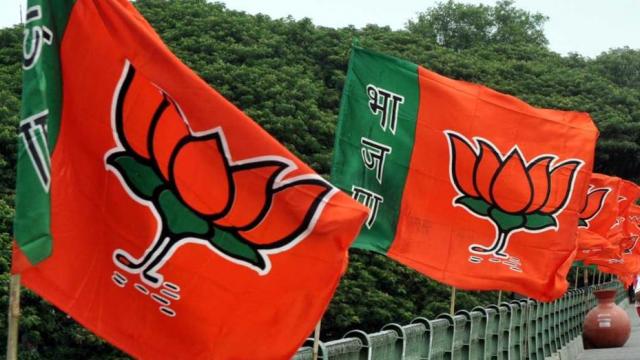 Maharashtra Vidhan Sabha 2019: BJP cuts MLA ticket of 11 existing candidates | भाजपाने विद्यमान ११ आमदारांचे तिकीट कापले, ५२ विद्यमान आमदारांना पुन्हा संधी