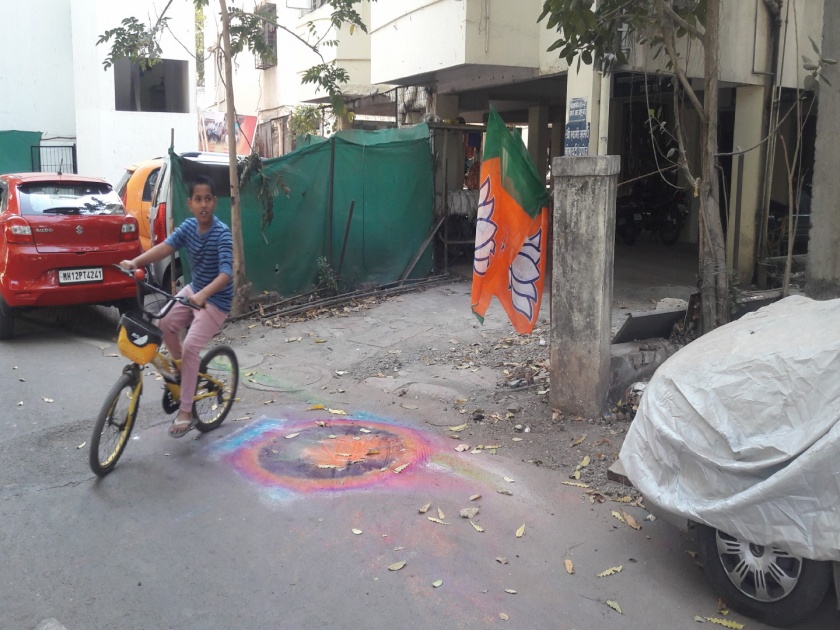 The flag on BJP's flag at the beneficiaries' home | निवडणुकीच्या तोंडावर प्रचाराचा " अजब " फंडा... लाभार्थ्यांच्या घरावर ‘भाजपा’चा झेंडा.. 