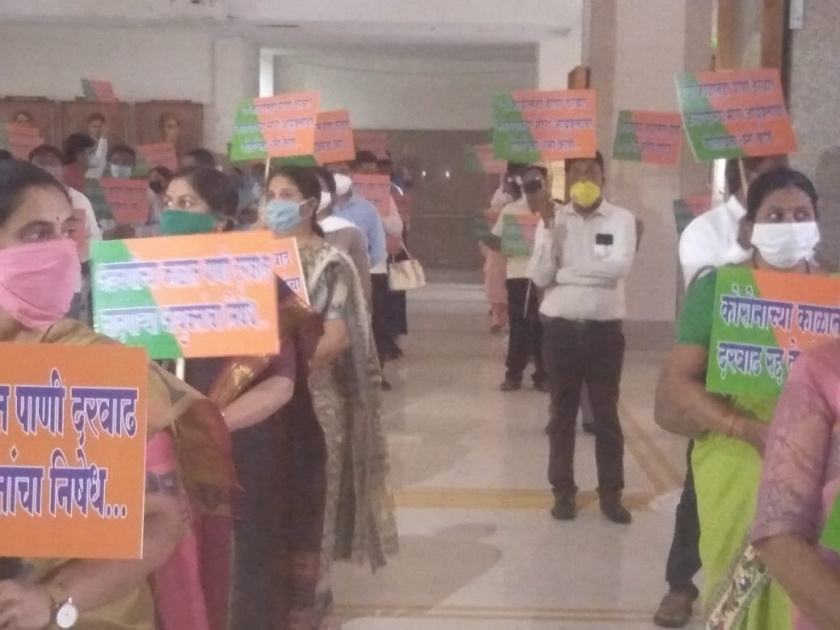 BJP corporators' protest in front of Mundhe's room | मुंढे यांच्या कक्षापुढे भाजप नगरसेवकांचे धरणे