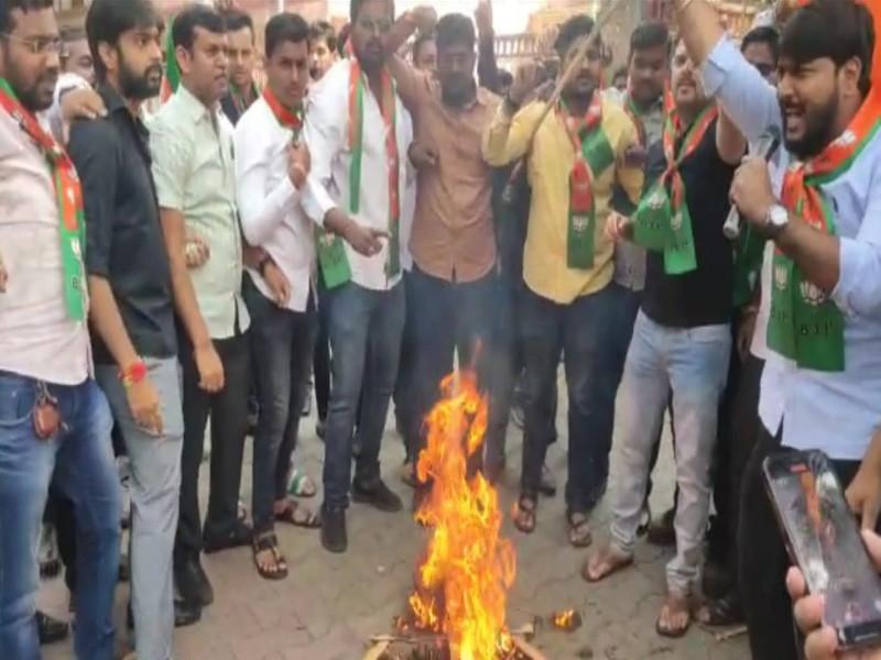 BJP burns Nawab Malik statue in Pune | Video: पुण्यात भाजपने नवाब मलिकांचा पुतळा जाळला