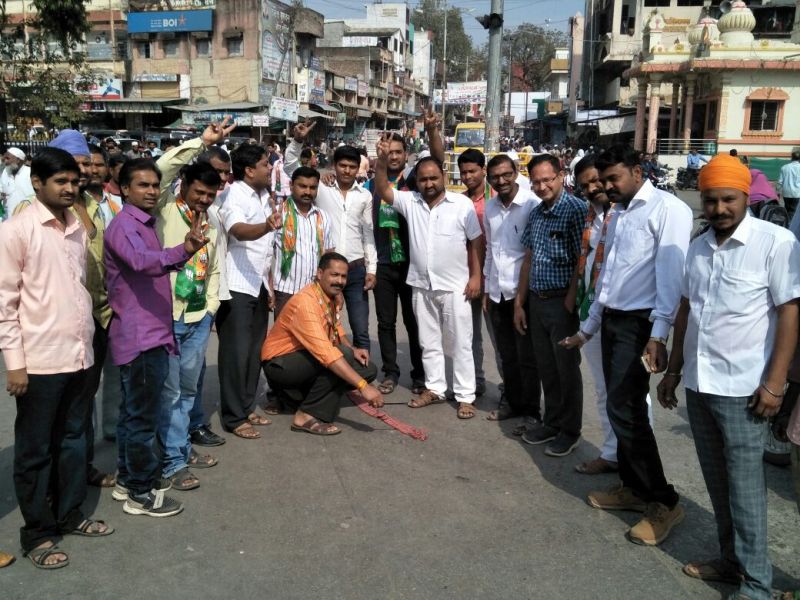 After the victory of Gujarat and Himachal Pradesh, BJP activists at the Jalgaon District | गुजरात व हिमाचल प्रदेशातील विजयानंतर जळगाव जिल्ह्यात भाजप कार्यकर्त्यांचा जल्लोष