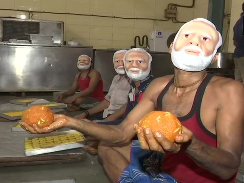 Sweet shop workers prepare sweets order by BJP candidate | एक्झिट पोलनंतर गोपाळ शेट्टींना नवी 'ऊर्मी'; २३ मे साठी मागवली २००० किलो मिठाई