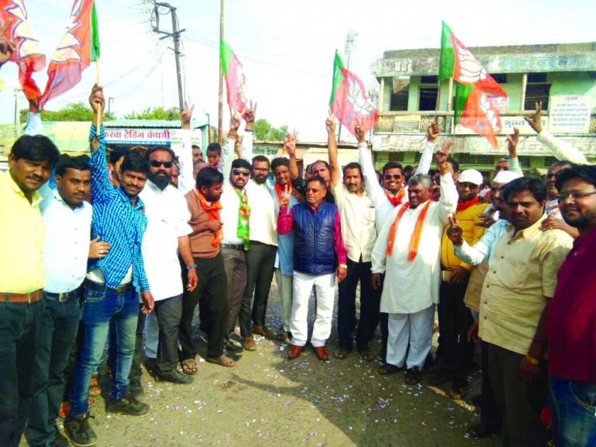 Washim: BJP made Gujarat, Himachal wins the victory! | वाशिम : भाजपाने केला गुजरात, हिमाचल विजयाचा जल्लोष!