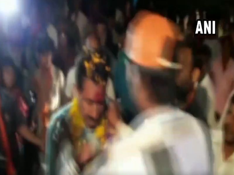 Man greets BJP MLA Dilip Shekhawat with a garland of shoes | प्रचारासाठी आलेल्या भाजपा आमदाराच्या गळ्यात घातला चपलांचा हार