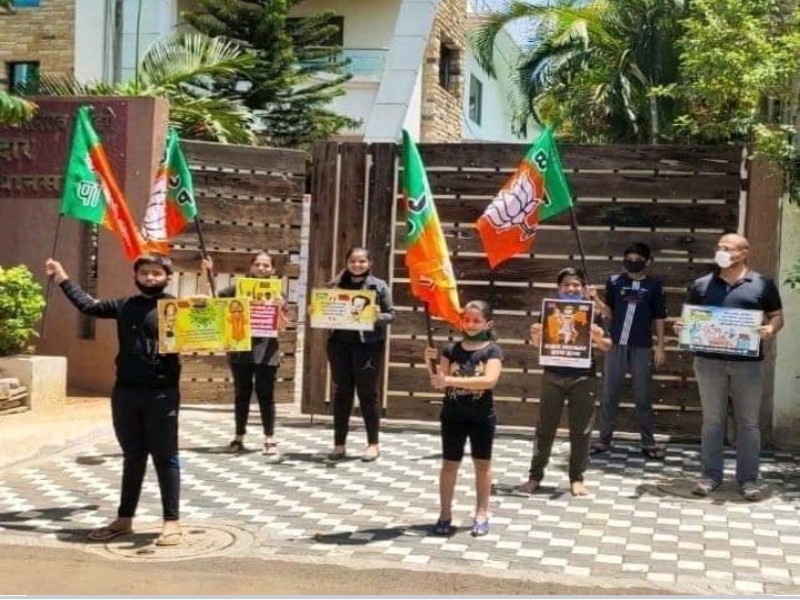 Shiv Sena, NCP leaders trolled children standing in the sun for agitation by BJP MLA's brother in Bhosari | ट्रोल तर होणारच ना ! भोसरीतील भाजपा आमदाराच्या भावाने केले आंदोलनासाठी मुलांना उन्हात उभे