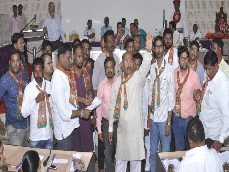 BJP activists entered the meeting of the municipal corporation | महापालिकेच्या सभेत घुसले भाजप कार्यकर्ते