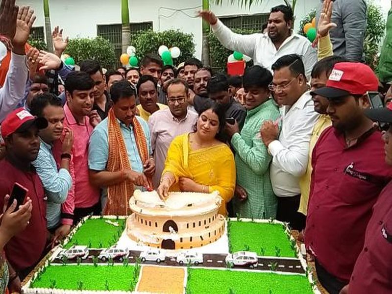 Agra bjp MP Katheria raises storm by cutting Parliament shaped cake on his birthday | भाजपा खासदारानं कापला संसदेची प्रतिकृती असलेला केक