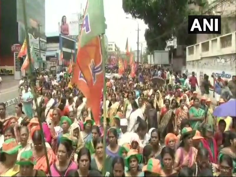 Sabarimala Temple Verdict : BJP protest march against the Supreme Court verdict over the entry of women of in Sabarimala temple in Thiruvananthapuram | Sabarimala Temple Verdict : महिला प्रवेशाच्या ऐतिहासिक निर्णयाविरोधात भाजपाचा मोर्चा
