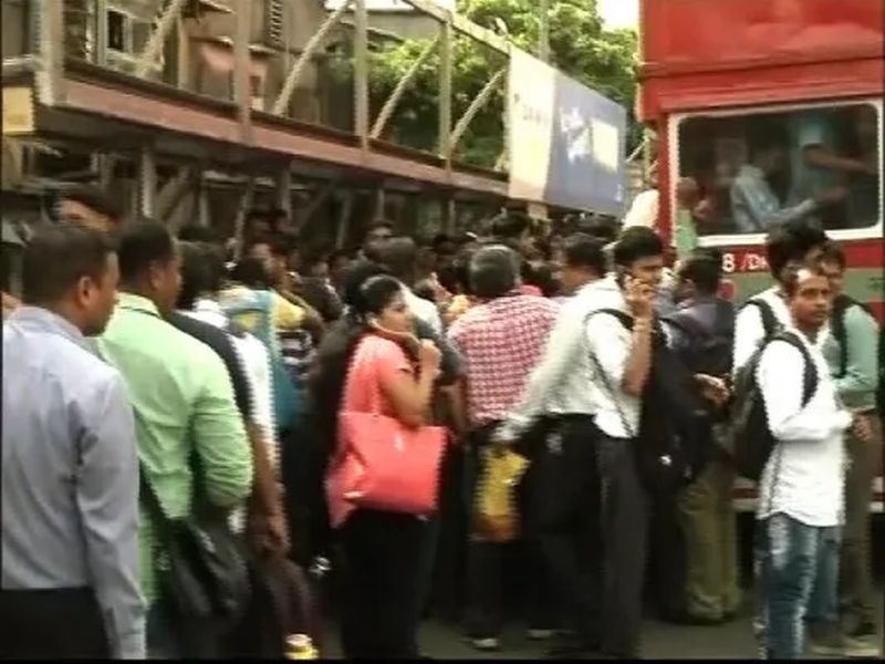 BJP rally in Mumbai create big Traffic jam on Western express highway | भाजपाच्या महामेळाव्यामुळे प्रचंड वाहतूक कोंडी; संतापलेल्या मुंबईकरांनी भाजपाची बस अडवली