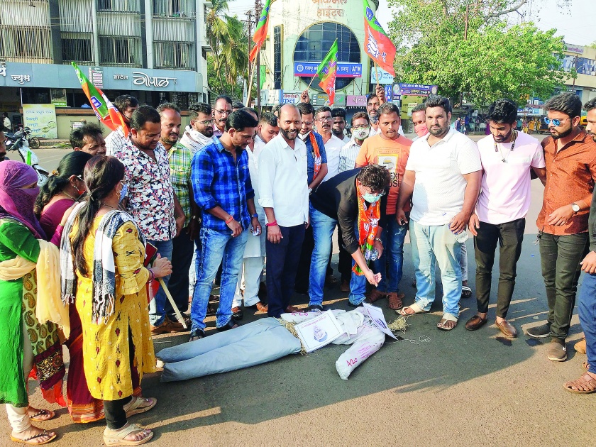 BJP pours water on MP's statue | खासदारांच्या पुतळ्याला भाजपने पाजले पाणी