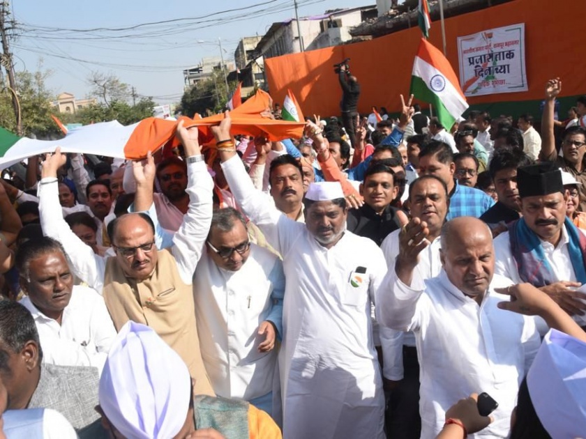Congress tricolor of Congress in Nagpur and Congress constitution rally | नागपुरात  भाजपाची तिरंगा यात्रा तर काँग्रेसची संविधान रॅली