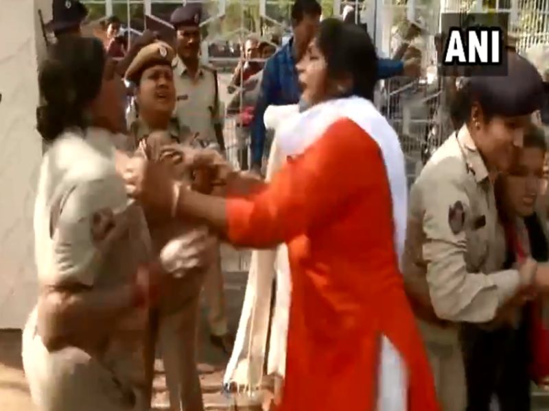 BJP women workers scuffle with police over Pipili rape and murder case | VIDEO : पोलिसांची कॉलर पकडून भाजपा महिला कार्यकर्त्यांनी केली धक्काबुक्की 