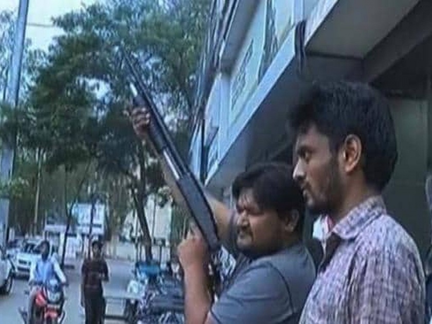 Celebratory firing outside BJP MLA Akash Vijayvargiyas office in Indore after he got bail in an assault case | VIDEO: 'बॅटमॅन' आमदाराच्या सुटकेनंतर भाजपा कार्यकर्त्यांचा गोळीबार करुन जल्लोष