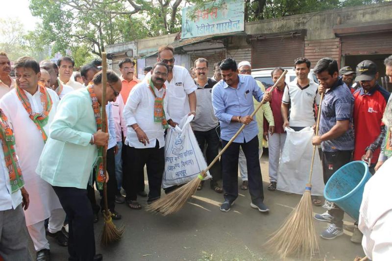 The BJP took again broom in Nagpur | नागपुरात  भाजपाने पुन्हा हाती घेतला झाडू 