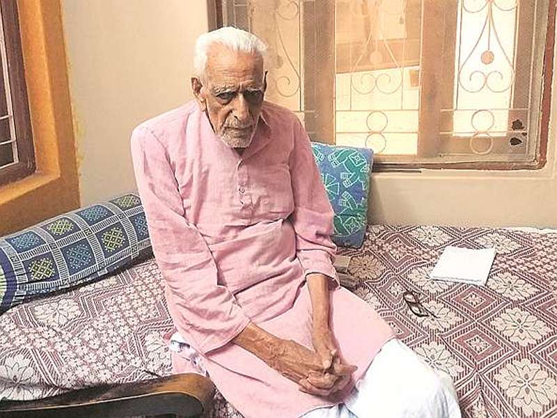 BJP MLA calls Pakistani agent to freedom fighter of karnataka doreswami. he made CV MMG | भाजपा आमदाराने पाकिस्तानी एजंट म्हटलं, 102 वर्षीय स्वातंत्र्य सैनिकाने बनवला CV