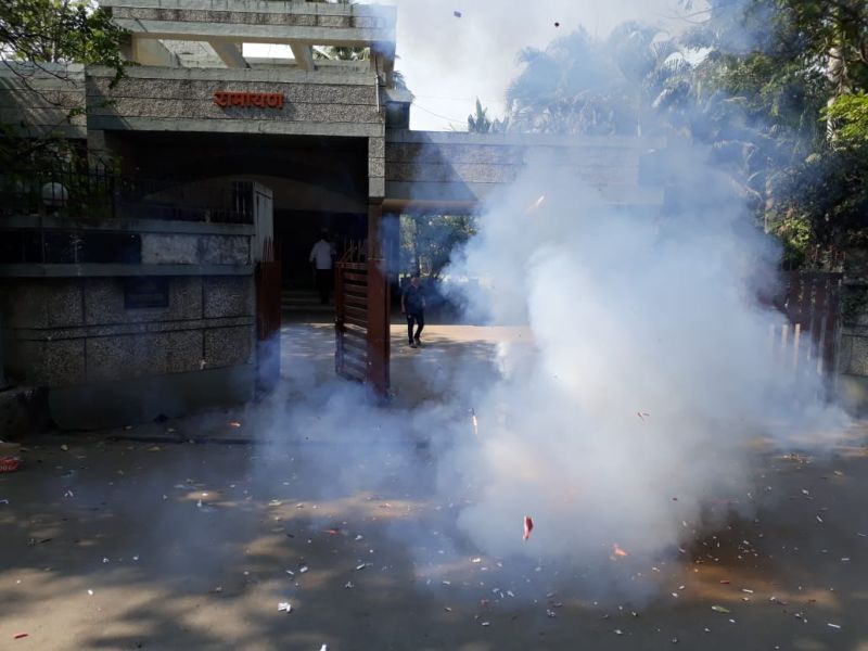 Tukaram Mundhe left the office and the mayor broke the fireworks in our of house | Video : तुकाराम मुंढेंनी कार्यालय सोडले अन् नाशिकच्या महापौरांनी फटाके फोडले