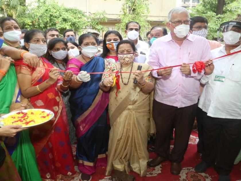 Vaccination center started at Prabodhankar Thackeray Natyagriha in Mumbai | प्रबोधनकार ठाकरे नाट्यगृहात सुरू झाले लसीकरण केंद्र