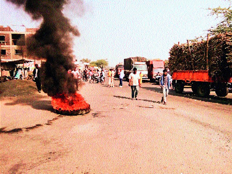  About two-and-a-half crore losses in the accident, hundreds of vehicles arson | दुर्घटनेत अंदाजे अडीच कोटींचे नुकसान, शेकडो वाहनांची जाळपोळ