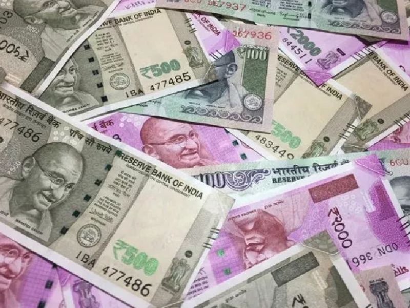 Black Money: Engineer goes to Dhankuber, burglary found in house, cash and documents seized | Black Money: इंजिनियर निघाला धनकुबेर, छापेमारीमध्ये घरात सापडले घबाड, रोख रक्कम आणि कागदपत्रे जप्त  