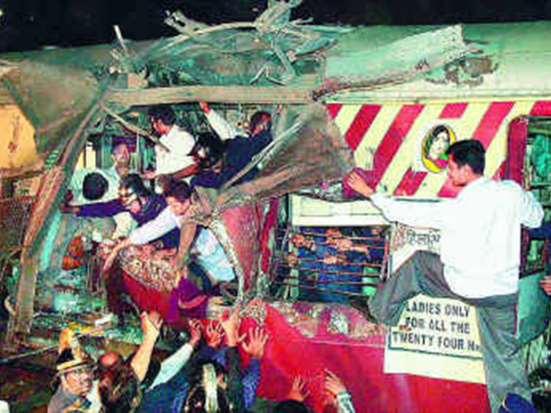 11 july 2006 Mumbai bomb blast photos | 11 जुलै 2006 मध्ये मुंबई रेल्वेत झालेल्या बॉम्बस्फोटाचे फोटो