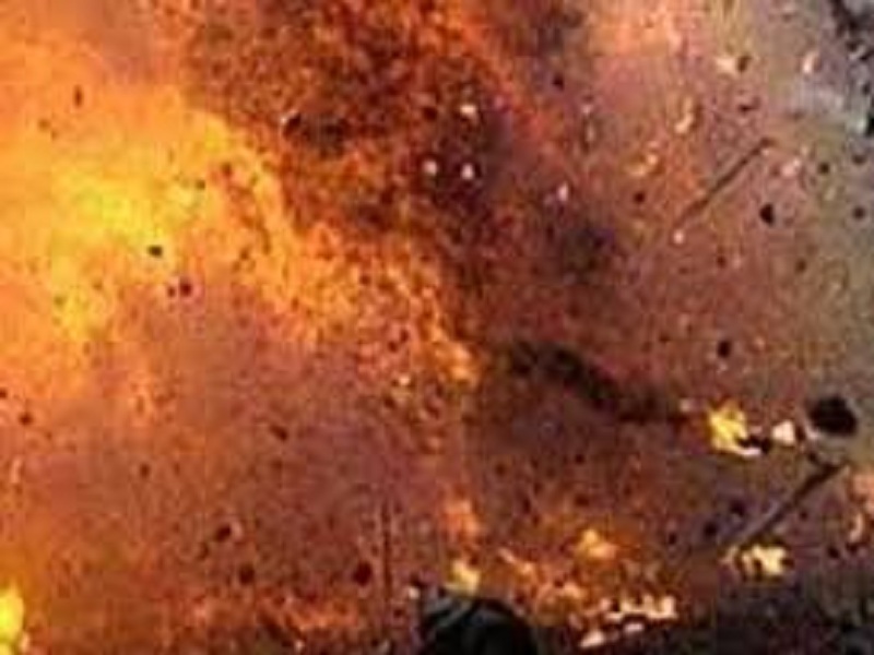 strong explosion in experimenting to make big bomb 4 students scorched | बापरे! फटाक्यांमधून दारू काढून विद्यार्थ्यांनी बनवला 'मोठा बॉम्ब', स्फोटाने परिसरात खळबळ