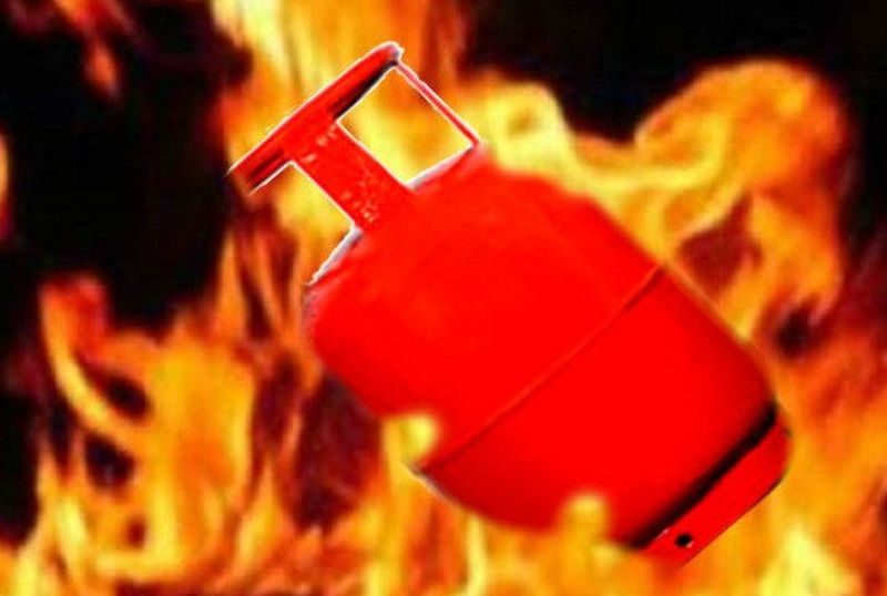 Explosion of gas cylinder at Hingani; Three houses on fire! | हिंगणी येथे गॅस सिलिंडरचा स्फोट; तीन घरांना आग!