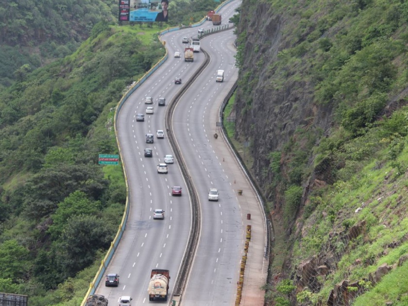 12 to 2 blocks today on the Mumbai-Pune Expressway; Traffic will be completely closed | मुंबई-पुणे एक्स्प्रेसवेवर आज दुपारी १२ ते २ ब्लॉक; वाहतूक पूर्णत: बंद राहणार