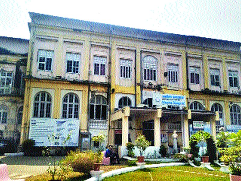 Downfall of the old building of Masina Hospital | मसिना रुग्णालयाच्या जुन्या इमारतीची पडझड