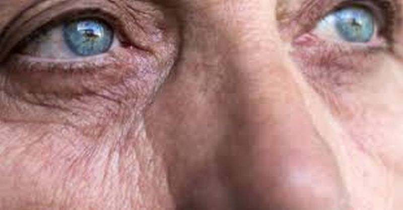 Blind Old women get eye sight in Nandura | भिक्षा मागणाऱ्या ‘त्या’ आजीला नांदुऱ्यात मिळाली  ‘दृष्टी’