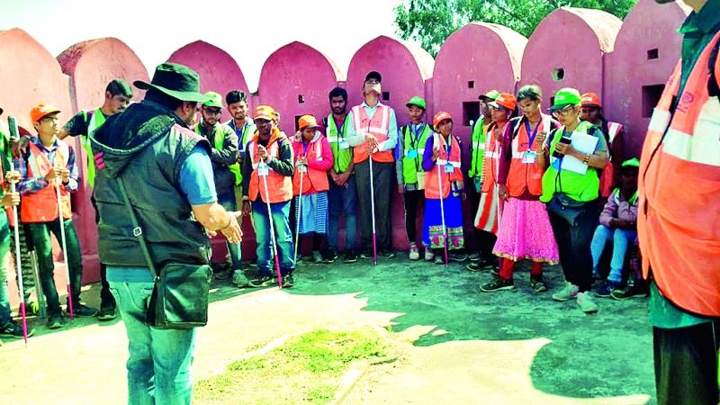 Blind students visited forts in Vidarbha | नेत्रबाधितांनी घेतले वैदर्भीय किल्ल्यांचे दर्शन