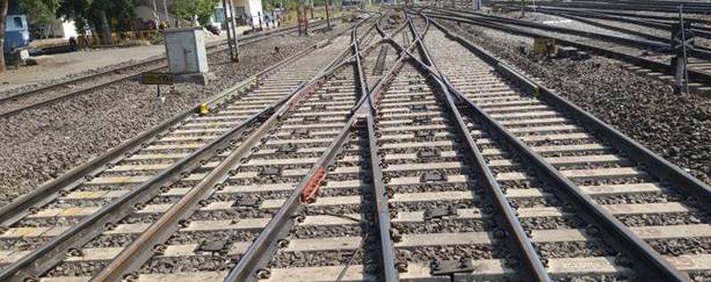 A two-and-a-half-hour block on Wednesday near Bhusawal; Mumbai-Howrah, Ahmedabad-Howrah trains will be affected | भूसावळजवळ बुधवारी अडीच तासांचा ब्लॉक; मुंबई-हावडा, अहमदाबाद-हावडा गाड्यांवर होणार परिणाम