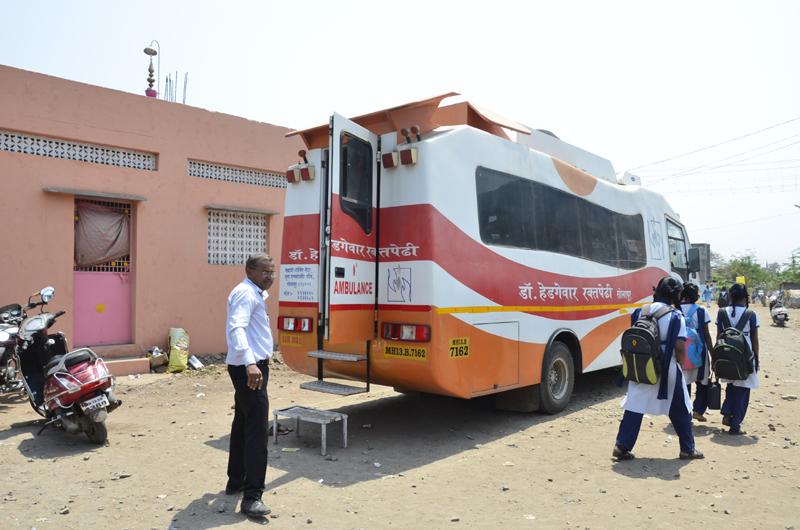 Reduction of blood in Solapur; Preparation for blood donation camp by road through mobile van | सोलापुरात रक्ताचा तुटवडा; मोबाईल व्हॅनद्वारे रस्त्यातच करतात रक्तदान शिबिराची तयारी