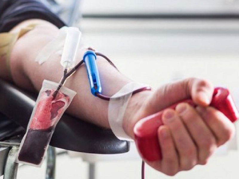 Separate agitation by donating blood to employees | कर्मचाऱ्यांचे रक्तदान करून आगळेवेगळे आंदोलन