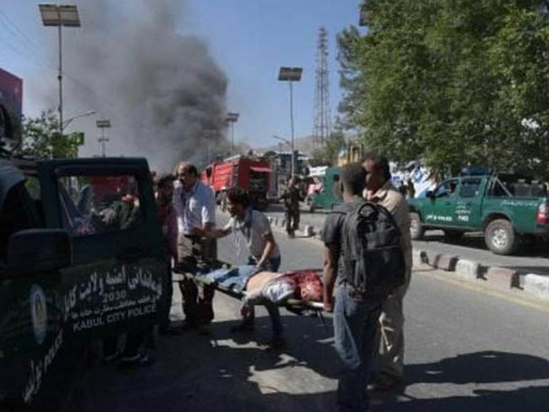 Suicide bombs near the airport, killing 10 people | काबूलमध्ये विमानतळाजवळ आत्मघाती बॉम्बस्फोट, 10 जणांचा मृत्यू