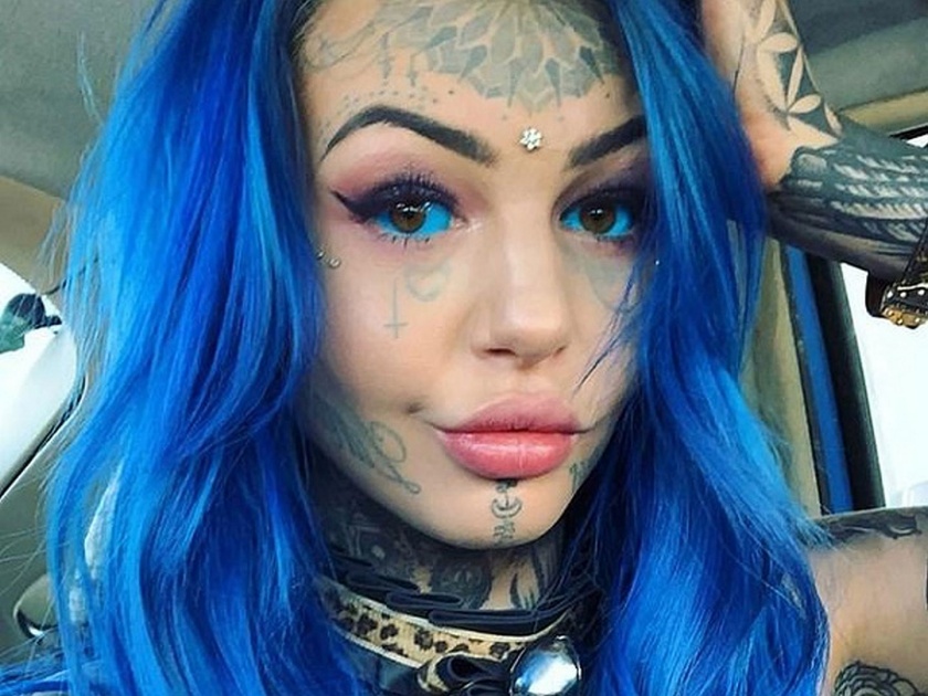 Girl goes blind for three weeks after getting her eyeballs tattooed blue eyes white dragon | बाबो! वेगळ्या लूकसाठी डोळ्यात काढला टॅटू, तीन आठवड्यांसाठी झाली होती आंधळी!