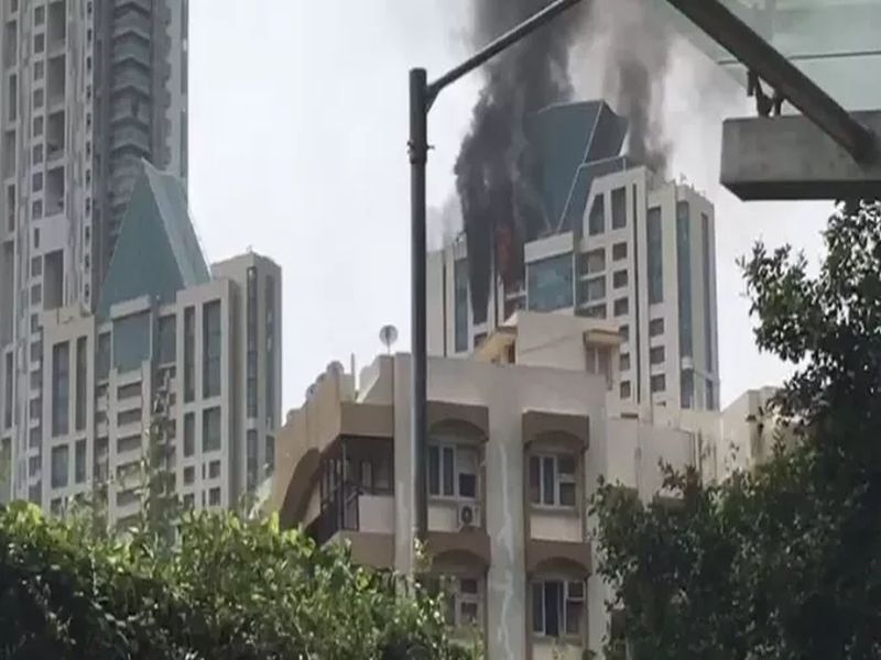 Major Fire breaks at beaumonde building in Prabhadevi | प्रभादेवीच्या ब्यूमॉन्द इमारतीच्या 33व्या मजल्यावर लागलेल्या आगीवर नियंत्रण, कूलिंग ऑपरेशन सुरू