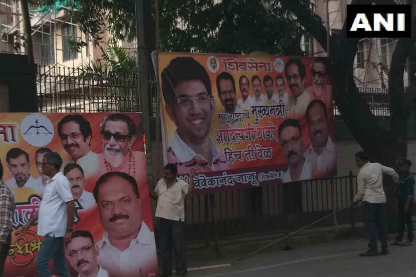Maharashtra Election, Maharashtra CM: Shiv Sena Banners of Chief Minister's removed by Mumbai Municipal corporation | Maharashtra CM: 'मातोश्री'च्या बाहेरील मुख्यमंत्रिपदाचे बॅनर्स हटवले; महानगरपालिकेचा शिवसेनेला दणका